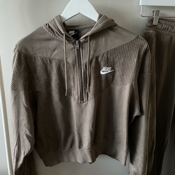 woman’s nike tracksuit - Picture 2 of 4